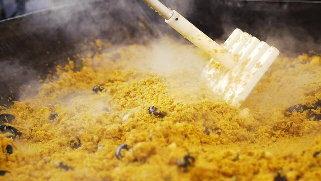 The largest spanish paella in the world