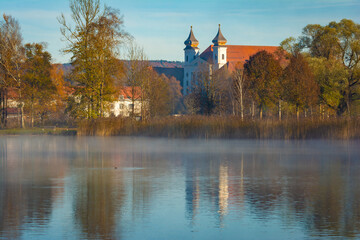 Kloster in Schlehdorf am Kochelsee im Herbst