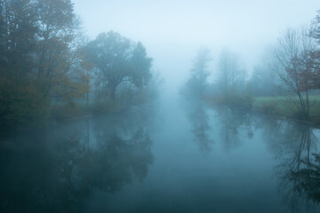 Fluss Loisach am Kochelsee und Bäume im Nebel