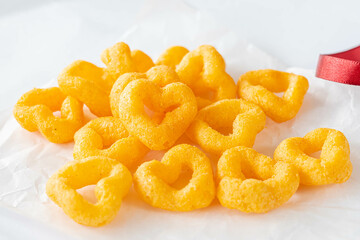 ハート型のチーズ味スナック菓子