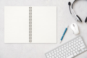 無地のノートがある机の上の俯瞰撮影