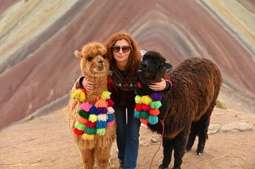 Photo sur Plexiglas Vinicunca Jeune fille aux cheveux rouges avec deux alpagas mignons à Vinicunca Rainbow Mountain, Pérou