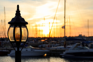 Obraz premium Closeup view of street lantern against sunset sky background