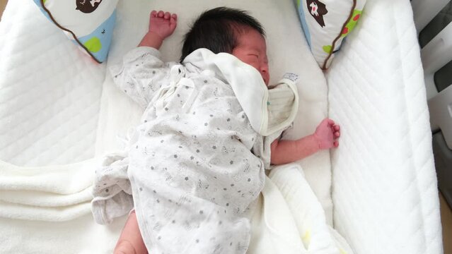 産後1か月0歳の新生児が大きな声で泣いている様子を俯瞰で撮影した動画
