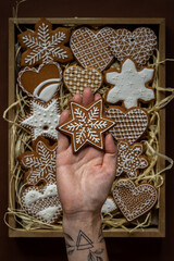 piernik w kształcie gwiazdy trzymany w ręce © Tomasz Olszewski