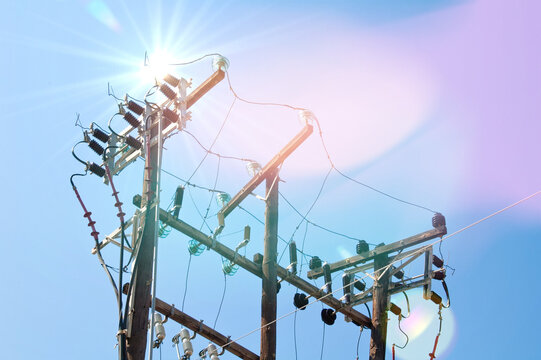 Strommast bzw. Freileitungsmast zur Energieversorgung und Energieverteilung im Stromnetz