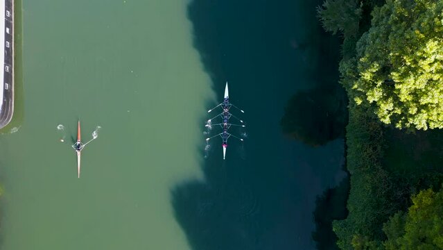 Aviron / cano&euml; de sport en vue de dessus drone a&eacute;rien. &Eacute;quipe de sport et comp&eacute;tition