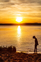 Chłopiec w wodzie na brzegu Zalewu Sulejowskiego.  © fotozen