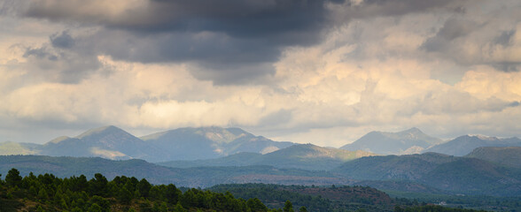 NUBES DE TORMENTA SOBRE LA SIERRA DE ESPADÁN. CASTELLÓN. COMUNIDAD VALENCIANA. ESPAÑA