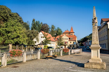 tharandt, deutschland - altstadt mit postmeilensäule