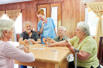 Senioren Gruppe spielt zusammen Skat am Tisch - obrazy, fototapety, plakaty