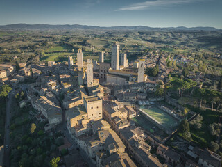 Paisajes tipicos toscano desde punto de vista aereo, pueblo de San Gimignano