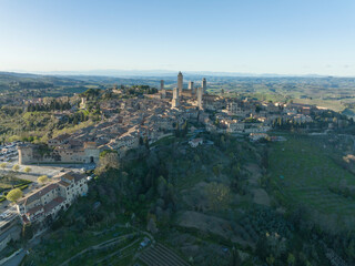 Paisajes tipicos toscano desde punto de vista aereo, pueblo de San Gimignano