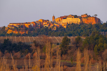 Landscape with historic ocher village Roussillon, Provence, Luberon, Vaucluse, France - obrazy, fototapety, plakaty