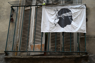 Drapeau Corse avec sa tête de Maure accroché au balcon d'un logement
