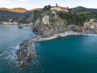 Fototapeta na wymiar parque nacional de Cinque Terre desde punto de vista aéreo.