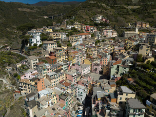 Fototapeta premium parque nacional de Cinque Terre desde punto de vista aéreo, pueblo de Riomaggiore