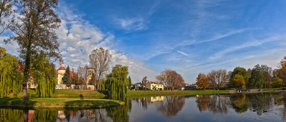 Fototapeta premium CITY PARK IN AUTUMN. BEAUTIFUL WEATHER IN THE CITY AUTUMN PARK. LAKE VIEW IN THE PARK.
