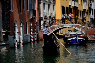 vrouwelijke gondelier bestuurt een gondel in Venetië