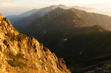 北アルプスから望む壮大な山岳風景