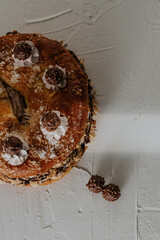 Dulce de navidad. Dulce Rosca de Reyes. Roscón de Reyes. Delicioso postre relleno de forma redonda. Luces y sombras. Rayo de luz.