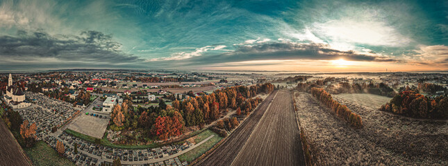Gorzyce, nowoczesna wieś na Śląsku w Polsce panorama jesienią z lotu ptaka © Franciszek
