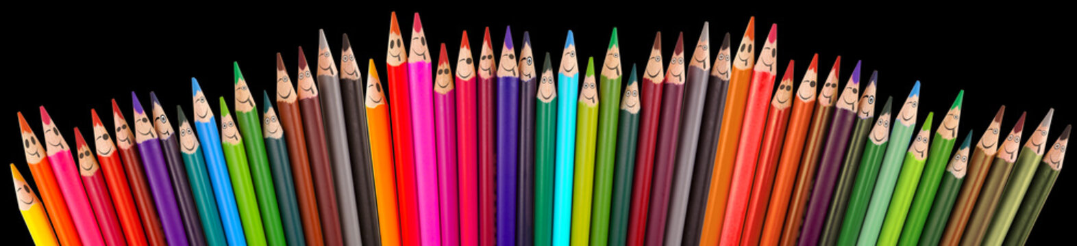 Crayons souriants sur fond noir, concept rentrée scolaire