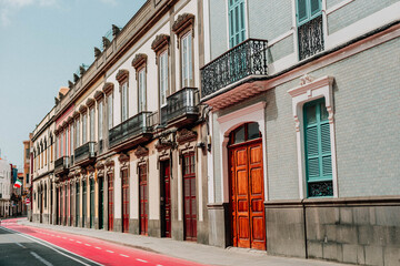 Arquitectura de Gran Canaria. Calles, edificios, motivos, ventanas, puertas, ornamentos y paisajes. Ciudad de Islas Canarias, España.
