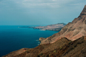 Fototapeta na wymiar Paisajes de Gran Canaria. Montañas con mar y parques naturales. Viajes con encanto. Lugares de España.
