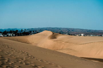 Playa. Paisajes de playa de Gran Canaria, España. Viaje por la costa. Dunas y arena con mar. Texturas de arena. Dunas de arena.