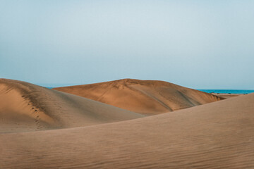 Playa. Paisajes de playa de Gran Canaria, España. Viaje por la costa. Dunas y arena con mar. Texturas de arena. Dunas de arena.