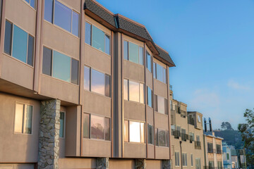 Fototapeta premium Apartment building with reflective glass windows in San Francisco, CA