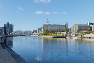 朝の紫川と小倉の風景　北九州市小倉