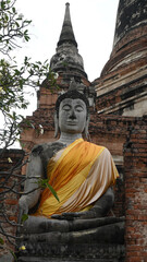 Obraz premium Ancient Buddha statue in an old temple at Wat Yai Chaimongkol Ayutthaya, Thailand, October 14, 2022, vertical photo, take a picture of the buddha.