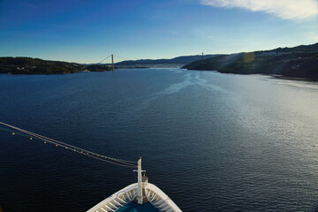 Bug eines Kreuzfahrtschiff zeigt auf die Askøy-Brücke kurz vor der Hafeneinfahrt von Bergen,...