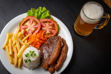 Filet with fries, served with rice and lettuce, tomato and carrot salad