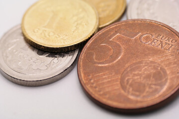 Euro cent obok polskich pieniędzy.