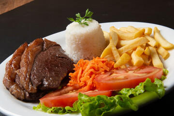 Filet with fries, served with rice and lettuce, tomato and carrot salad