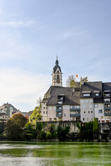 Naklejka premium Laufenburg, Schlossberg, Kirche, St. Johann, Altstadt, Altstadthäuser, Rhein, Rheinufer, Uferweg, Herbst, Herbstsonne, Herbstfarben, Schweiz