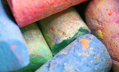 Kolorowe kredy do malowania z bliska.