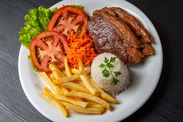 Filet with fries, served with rice and lettuce, tomato and carrot salad