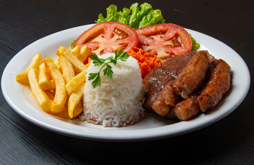 Filet with fries, served with rice and lettuce, tomato and carrot salad