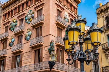 Das Umbrella house auf der Rambla-Straße in Barcelona, Spanien - 540029298