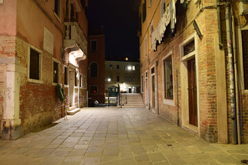 Fototapeta na wymiar Le Calle del Ghetto Vecchio et le Ponte Ghetto Vecchio le soir