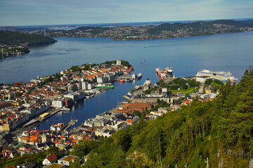 Fototapeta na wymiar Panoramablick vom Bergplateau des Fløyen auf die Stadt Bergen mit Ihrem Hafen und den Schiffen