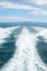 ボートの水しぶき