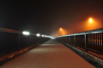 夜霧に包まれた橋の歩道