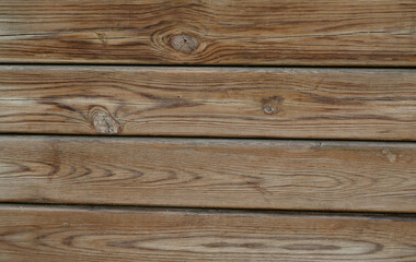 Fototapeta na wymiar Fondo con detalle y textura de varios tablones de madera con tonos marrones, nudos y vetas