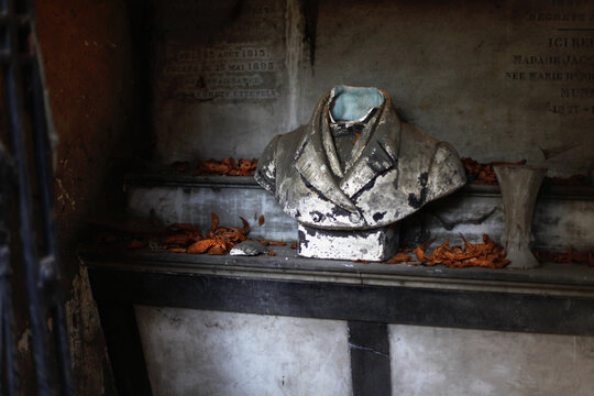 El paso del tiempo sobre las tumbas. Fotograf&iacute;a realizada en el Cementerio del P&egrave;re-Lachaise de Par&iacute;s (Francia)