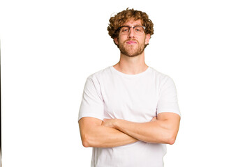 Obraz premium Young caucasian man isolated on green chroma background who feels confident, crossing arms with determination.